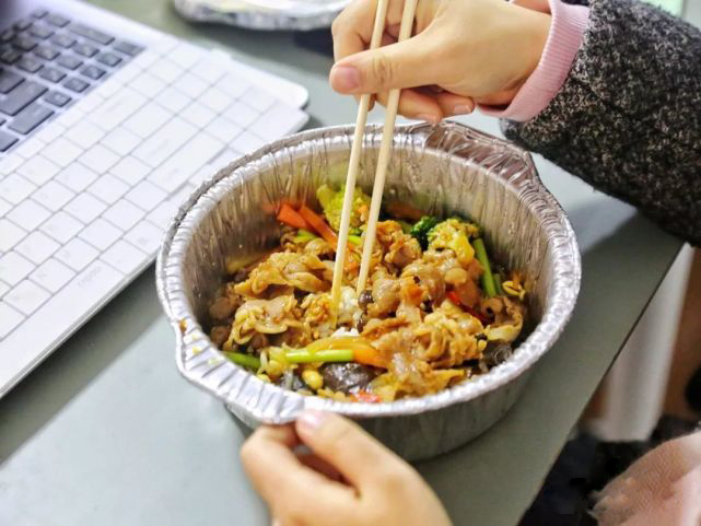 حلول خالية من الخشب تقود تطور أدوات المائدة التي تستخدم لمرة واحدة