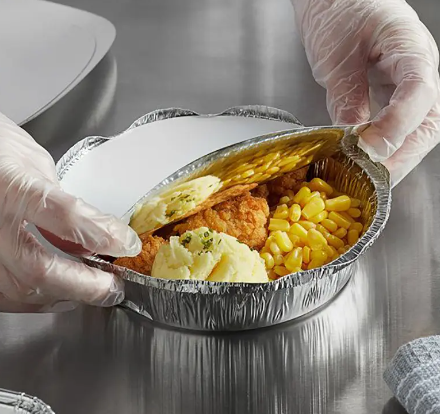 حاويات رقائق الألومنيوم تعيد تشكيل صناعة الخدمات الغذائية الحديثة