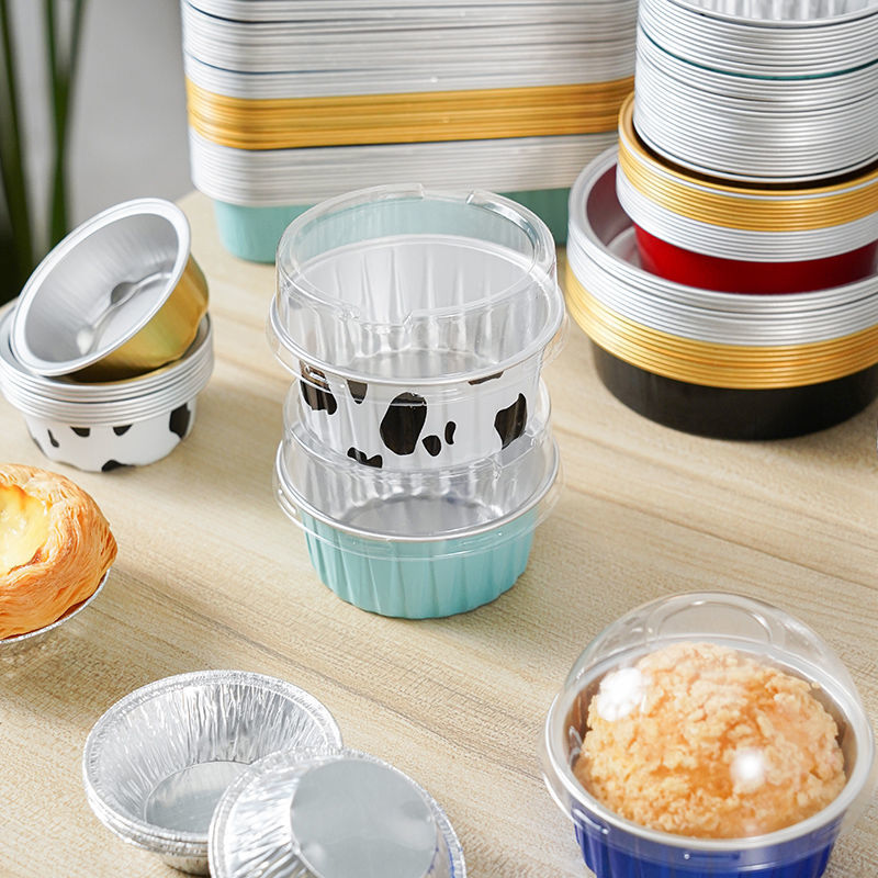 أكواب خبز صغيرة من رقائق الألومنيوم قابلة للغلق باللون الذهبي مع غطاء بلاستيكي